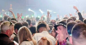 Party wie vor der Pandemie: Tausende tanzen in Liverpool