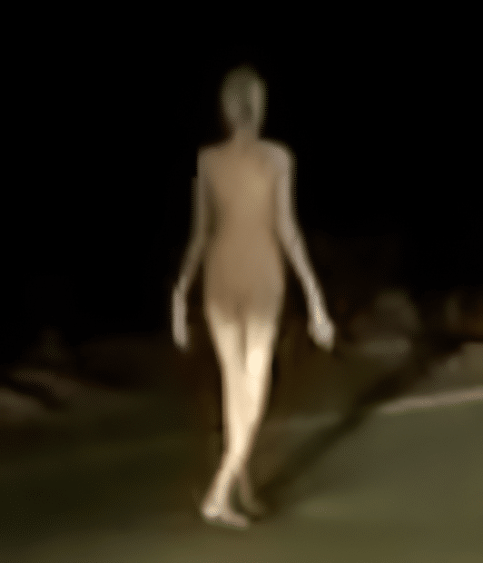 Das "Alien" - Eine nackte Frau