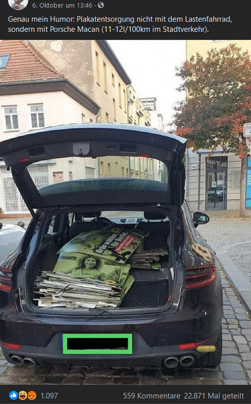 Der Porsche mit den Wahlplakaten