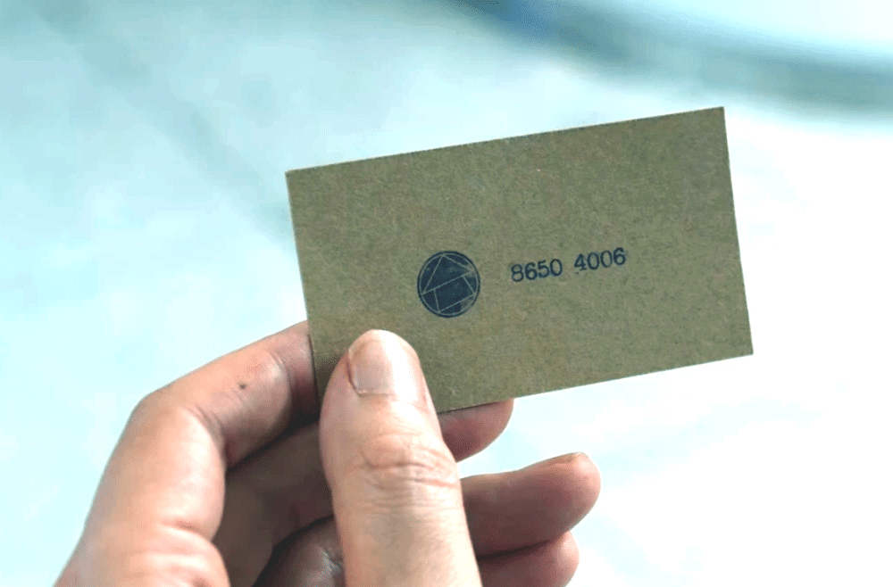 Die Telefonnummer befindet sich auf einer mit Symbolen bedruckten Visitenkarte aus der 1. Folge von "Squid Game" (Screenshot: Netflix)