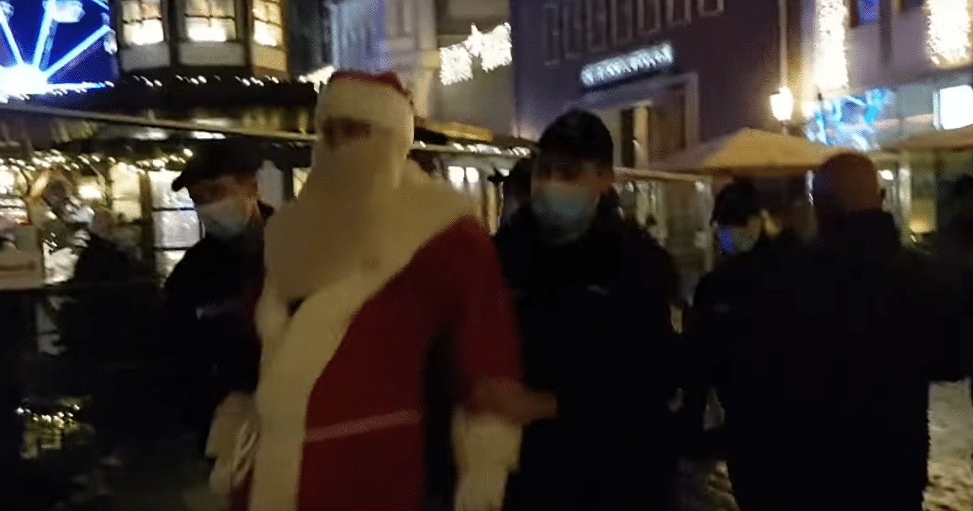 Kein Fake: Weihnachtsmann bei nicht angemeldeter Versammlung abgeführt