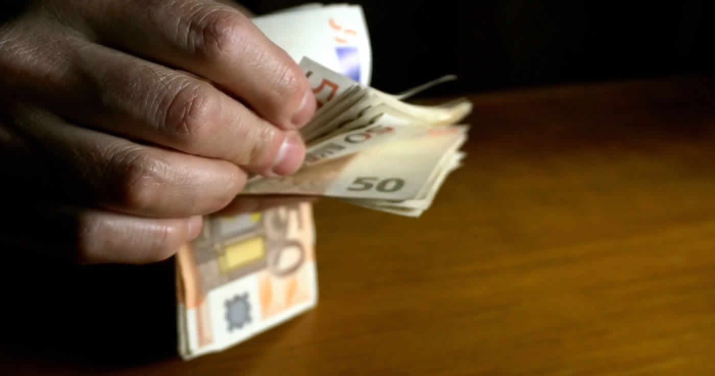Geld Betrug auf Tiktok: Frau fällt auf neue Betrugsmasche rein