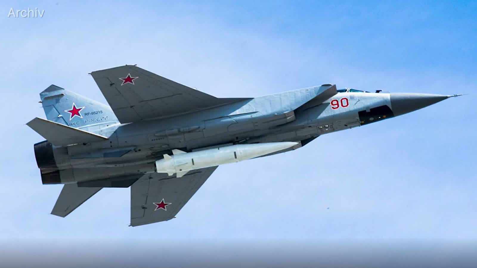Ein Mikoyan MiG-31 Abfangjäger der russischen Luftwaffe beladen mit einer ballistischen Luft-Boden-Rakete «Kinschal».