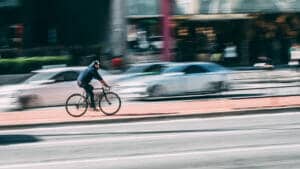 Fahrradfahrer und das Gesetz (auf) der Straße
