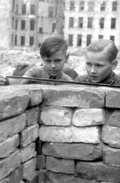 Kinder bauen Mauer auf ©Walter Schulze, Berlin 1946