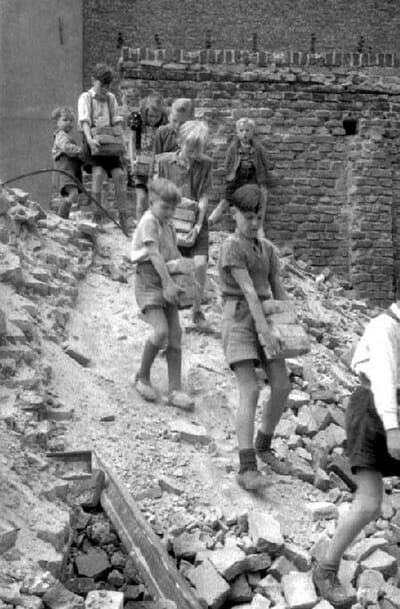 Kinder auf Trümmerhaufen ©Walter Schulze