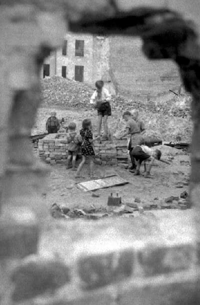 Kinder umgeben von Trümmerhaufen ©Walter Schulze