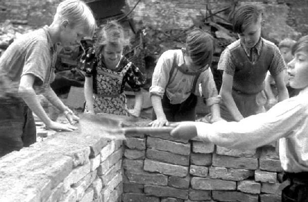 Kinder bauen Mauer auf ©Walter Schulze