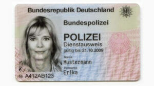 Dienstausweis-Foto für Betrug im Internet missbraucht