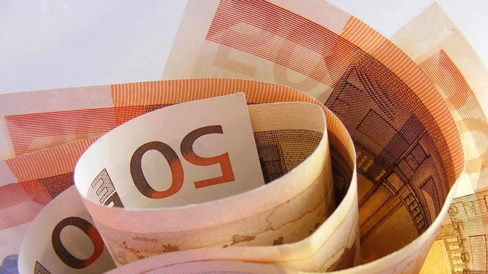 Symbolbild: 50 Euro Schein / Ver­kauf von Falsch­geld ver­la­gert sich ins In­ter­net