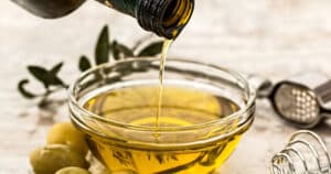 Olivenöl, Rapsöl und Co: Wie gesund sind diese Speiseöle?