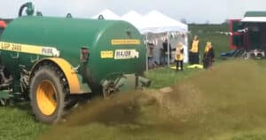 Klimaaktivisten mit Gülle-Traktor vertrieben?