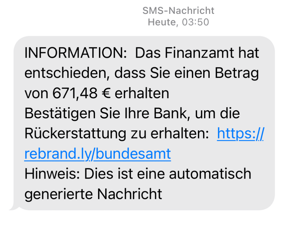 Screenshot der Fake-SMS aus Deutschland mit „INFORMATION: Das Finanzamt hat entschieden, dass Sie einen Betrag von 671,48 erhalten Bestätigen Sie Ihre Bank, um die Rückerstattung zu erhalten: https:rebrand.ly/bundesamt Hinweis: Dies ist eine automatisch generierte Nachricht“ 
