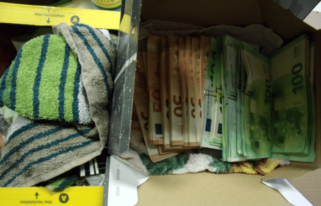 Bild: Sichergestelltes Bargeld in einem nach Frankreich adressierten Paket. Quelle: Zollfahndungsamt Frankfurt am Main