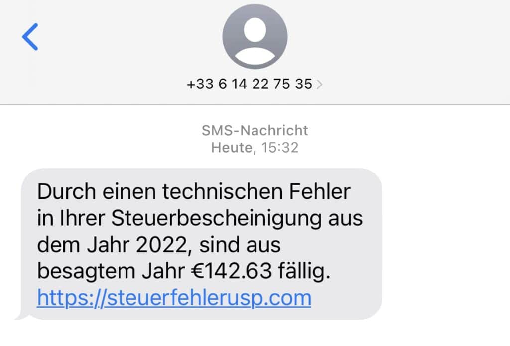 Screenshot der SMS mit: "Durch einen technischen Fehler in Ihrer Steuerbescheinigung aus dem Jahr 2022, sind aus besagtem Jahr €142,63 fällig"