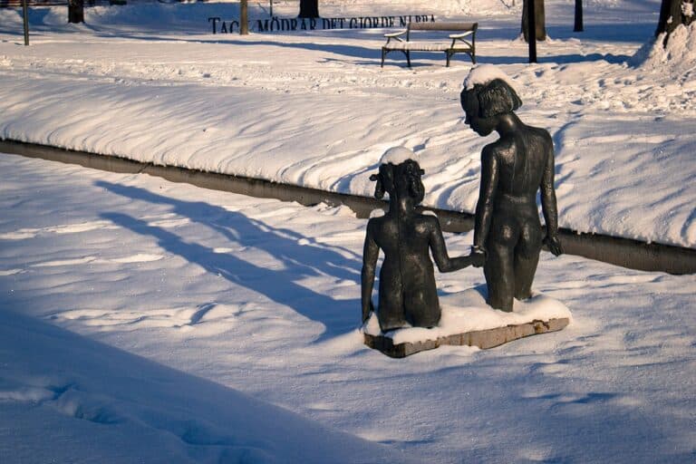 Kein "Kannibalenbild": Cronqvist-Skulptur "Hand in Hand" in Karlstad