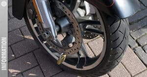 Kein Fake: Vorhängeschloss an der Bremsscheibe eines Motorrades