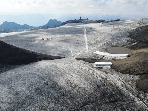 Im Gebiet von Glacier 3000 taucht der Zanfleuronpass wieder auf, der über 2000 Jahre unter dem Gletschereis begraben war. Foto: Glacier3000
