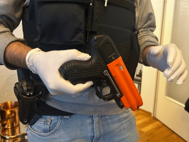 WhatsApp-Betrug im großen Stil: Polizei schnappt Verdächtige – mimikama.org Dieses Bild hat ein leeres Alt-Attribut. Der Dateiname ist pol2.png
Bei den Durchsuchungen wurde auch eine Pfefferspray-Pistole bei einem der Festgenommenen sichergestellt. Bild: Polizei Osnabrück