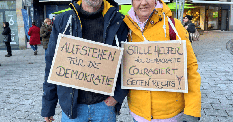 Foto-Fälschung entlarvt: Echte Stimmen gegen Rechts! – mimikama.org Foto-Fälschung entlarvt: Echte Stimmen gegen Rechts! – mimikama.org