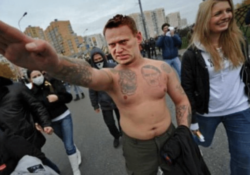 Hitler-Tattoo auf der Brust? Gesicht von Nawalny für Fotomontage missbraucht – mimikama.org Screenshot des manipulierten Fotos in sozialen Medien