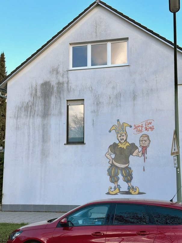Fälschung: Kein Graffiti von Selenskyj im Narrenkostüm – mimikama.org Foto des angeblichen Graffitis (hier archiviert)