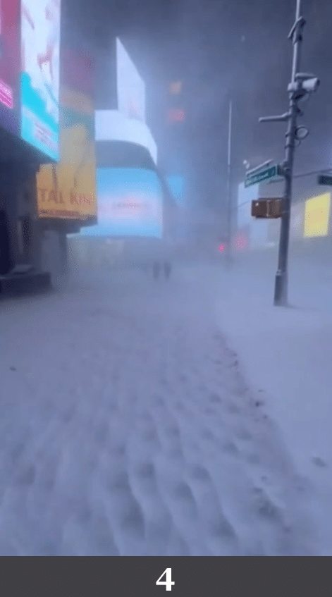 Times Square mit leuchtenden Werbetafeln während eines intensiven Schneesturms. Beschreibung: Breite Straße mit hohen Schneemengen, digitale Werbetafeln strahlen durch dichten Schneefall, kaum sichtbare Nutzungsspuren auf der Fahrbahn. Könnte das real sein? Nein. Die Schneedecke ist ungewöhnlich gleichmäßig und sauber modelliert, urbane Unordnung oder Räumspuren fehlen vollständig.