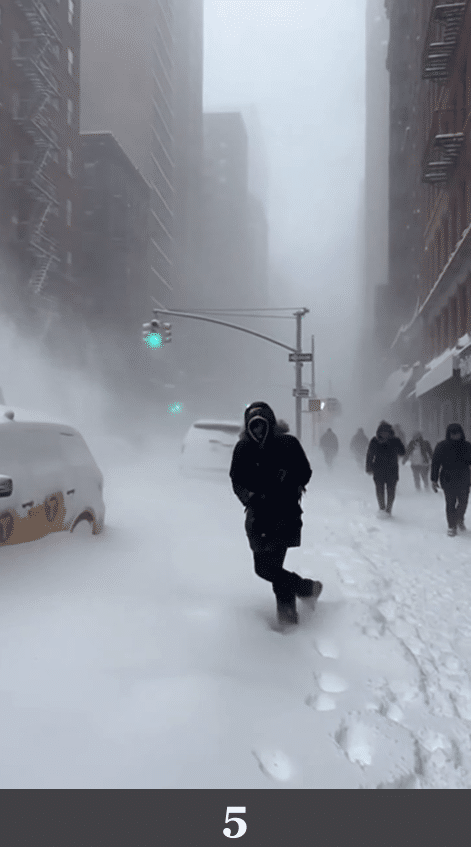 Person rutscht auf stark verschneiter Straße während eines Schneesturms. Beschreibung: Eine Person verliert scheinbar das Gleichgewicht im Schnee, weitere Personen bewegen sich im Hintergrund durch den Sturm. Könnte das real sein? Nein. Die Schneefläche bleibt trotz Bewegung glatt und unverändert, physikalische Interaktion zwischen Körper und Untergrund wirkt unrealistisch reduziert.