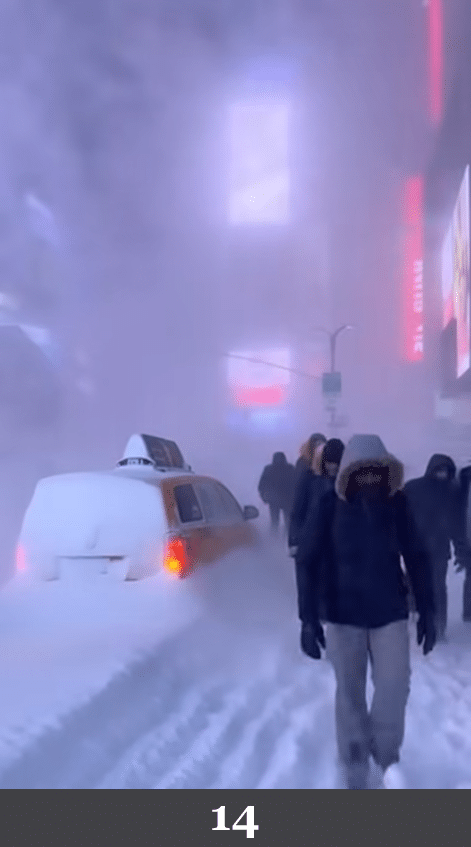 Mehrere Personen bewegen sich durch stark verschneite Innenstadtstraße. Beschreibung: Figuren wirken leicht generisch modelliert, Schneestruktur am Boden ist gleichmäßig und wiederholt sich in Mustern. Könnte das real sein? Nein. Bewegungen und Schneeverteilung zeigen wiederkehrende Muster statt individueller, physikalisch variierender Interaktion.