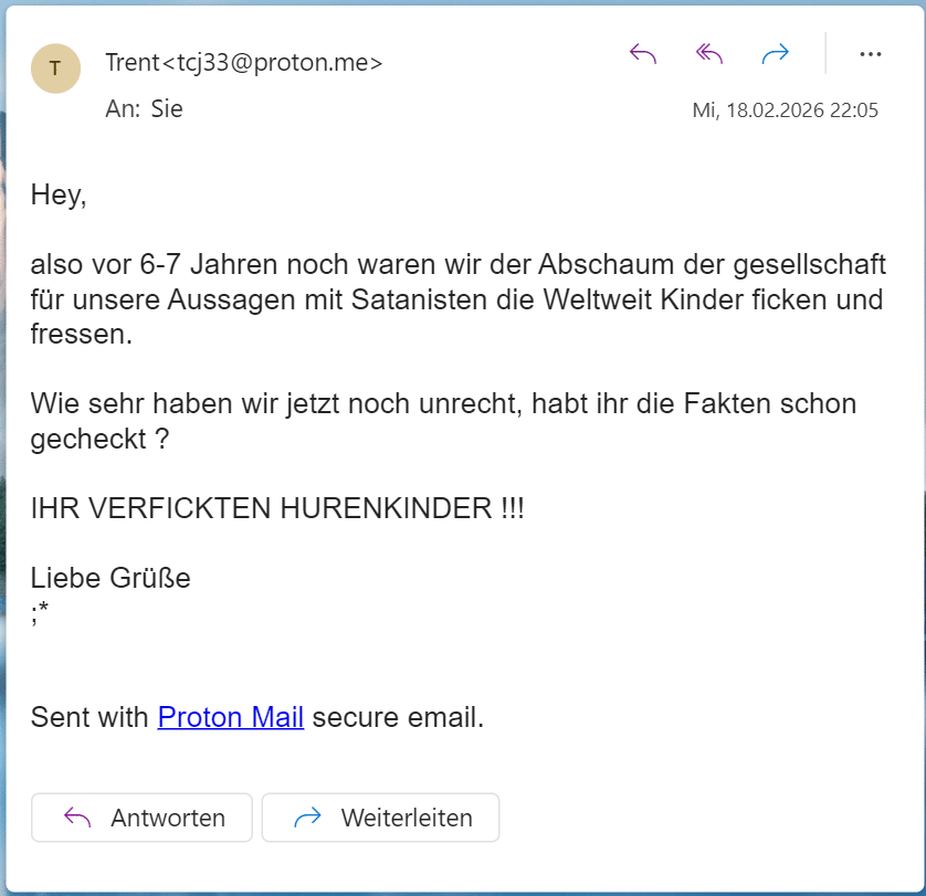 Wie diese Narrative wirken, zeigt auch eine Mail, die uns erst gestern zu diesem Thema erreichte. 
Blut, Babys, Blödsinn: Wie Xavier Naidoo den Epstein-Skandal zur QAnon-Bühne macht