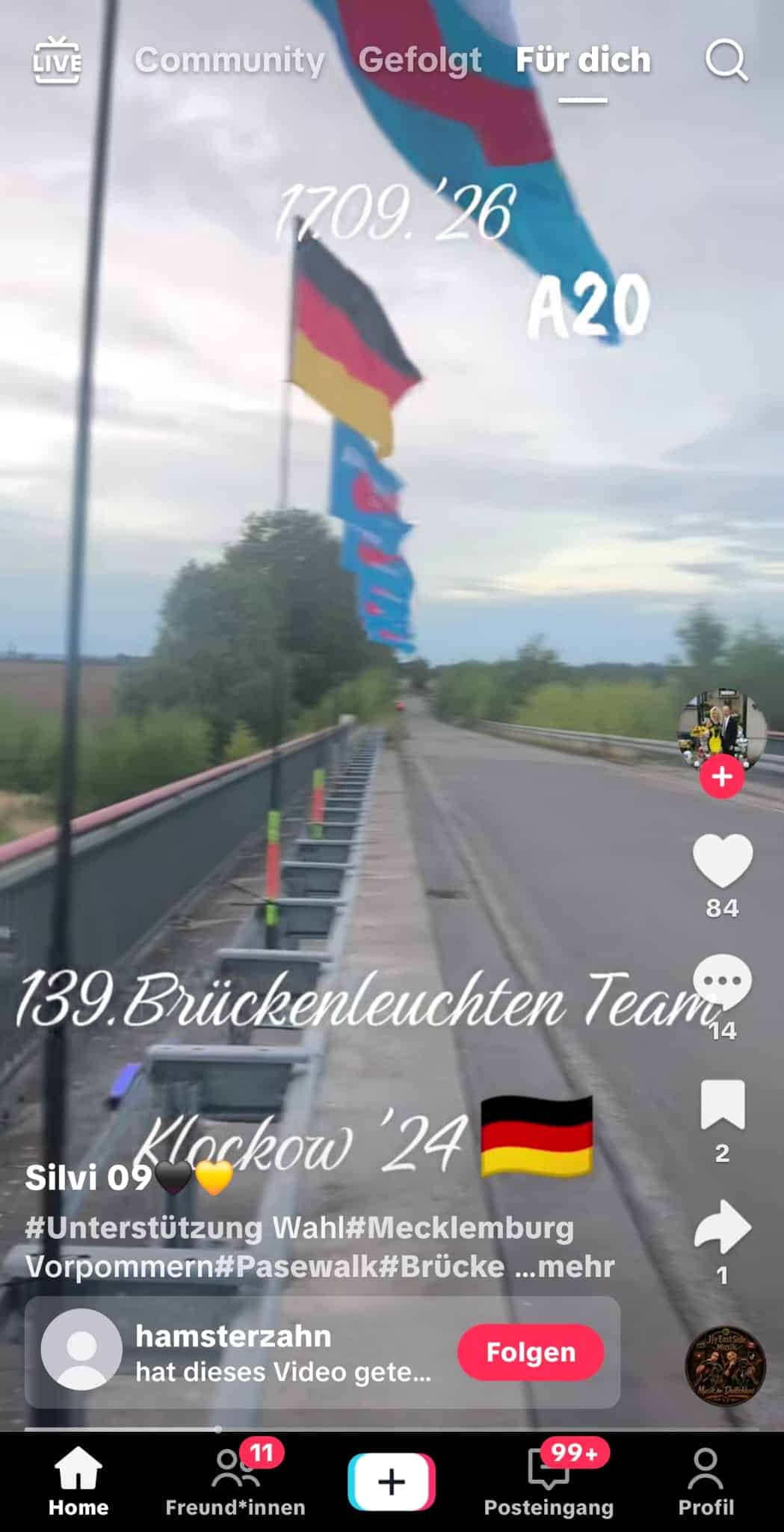 Standbild aus dem TikTok-Video vom 17. September 2026: Brückenfahrbahn mit aufgereihten Fahnenmasten am Geländer